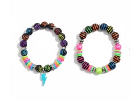 Cuentas plasticas bolitas negras lineas multicolor 